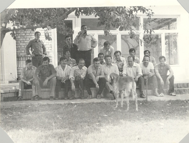 Август 1979 ? первая и единственная фотография на снятой �секретной� вилле ? в первом ряду четвёртый справа Бояринов, справа за ним во втором ряду Глотов. Первый справа во втором ряду ? Яковлев. На переднем плане афганская борзая хозяев виллы, которая так и осталась жить на вилле